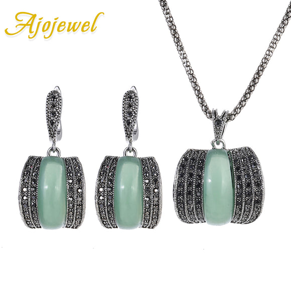 Green Stone Fine Vintage Jewelry